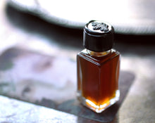 Load image into Gallery viewer, Q Botanical Perfume Rectangular bottle, 4 grams