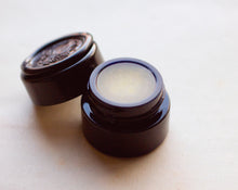 Load image into Gallery viewer, Figure 1: Noir Solid Perfume in Round Violet Jar
