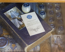 Load image into Gallery viewer, La Dame Blanche Solid Natural Perfume Round Jar