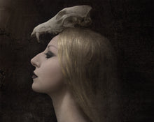 Load image into Gallery viewer, Figure 1: Noir Solid Perfume in Round Violet Jar