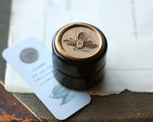 Load image into Gallery viewer, Aumbre Solid Perfume in Round Jar
