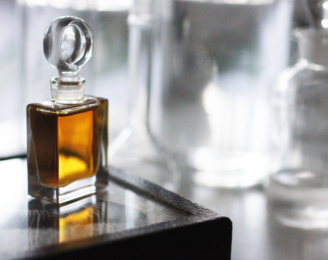Chiaroscuro Botanical Perfume Flacon with Round Top