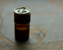 Load image into Gallery viewer, Hedera helix Natural Perfume Vial 1 gram
