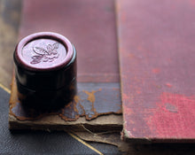 Load image into Gallery viewer, Chiaroscuro Natural Solid Perfume Round Jar
