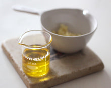 Load image into Gallery viewer, Figure 1: Noir Solid Perfume in Round Violet Jar

