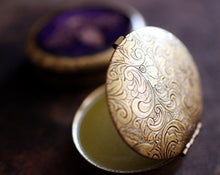 Load image into Gallery viewer, Q Solid Natural Perfume Refill Pan for Oval Compact
