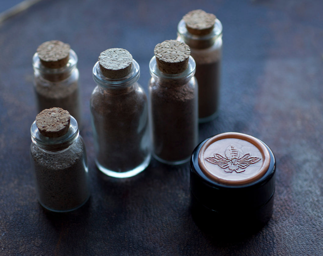 Terrestre Solid Natural Perfume in Round Jar